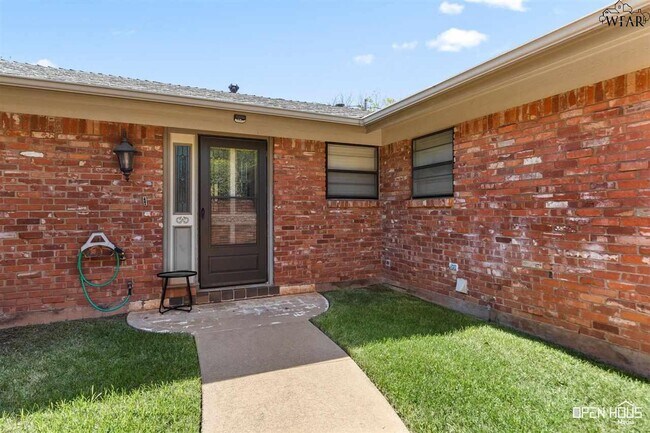 Building Photo - 4805 Big Bend Dr