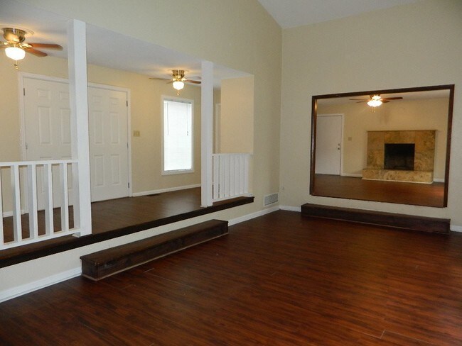 Building Photo - 3105 Dowling Dr