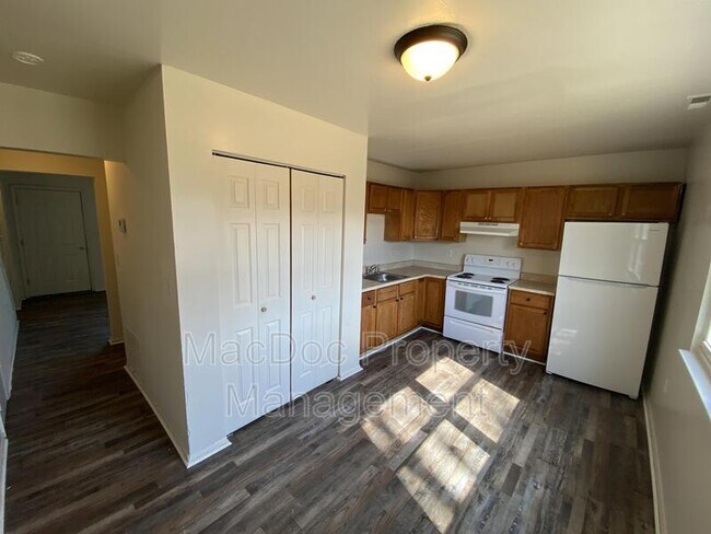 Foto del edificio - 828 Bellows Ave