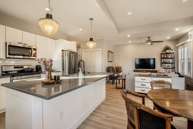 Foto del edificio - 4001 N Downer Ave