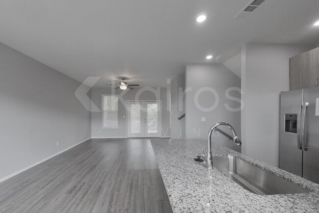 Building Photo - 1518 S Razorback Rd