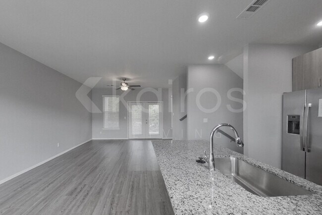 Foto del edificio - 1518 S Razorback Rd