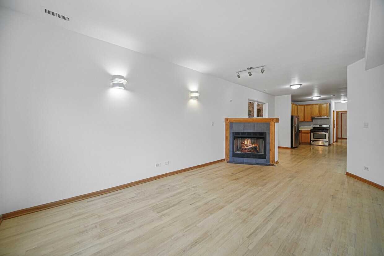 Primary Photo - 1033 N Mozart St