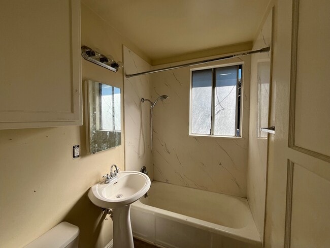 Building Photo - 128 N Maple Street