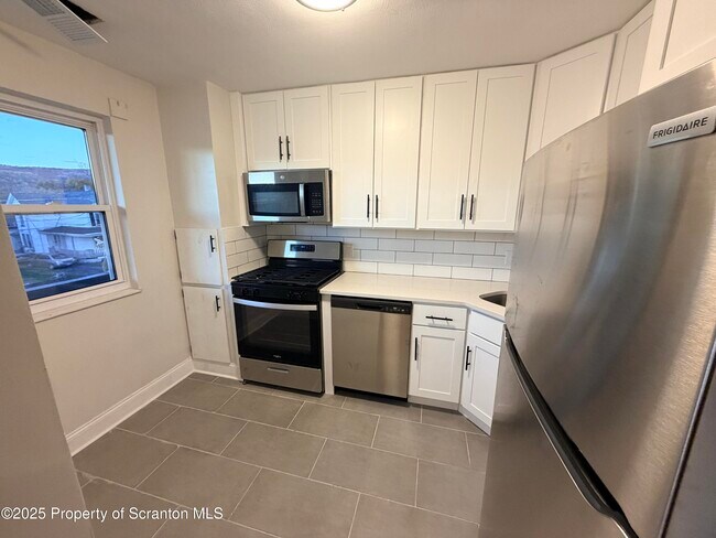 Building Photo - 802 Main St