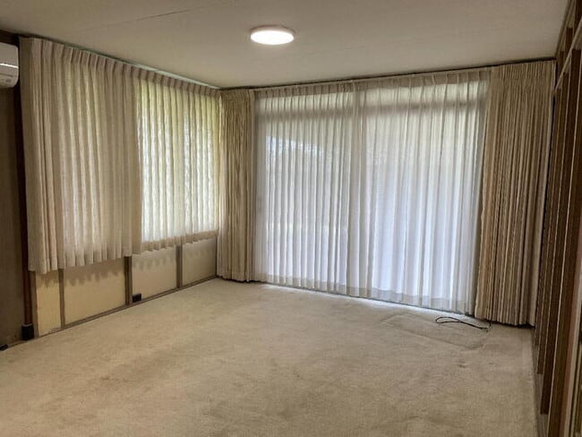 Building Photo - KILAUEA AVE 3/2/2+den A/C, storage, workro...
