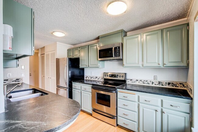 Building Photo - Queen Anne View Condo!!!