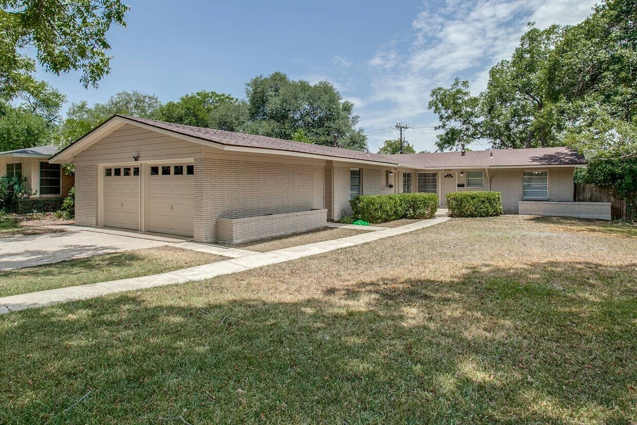 2 car attached garage attached to unit - 2123 E Lawndale Dr