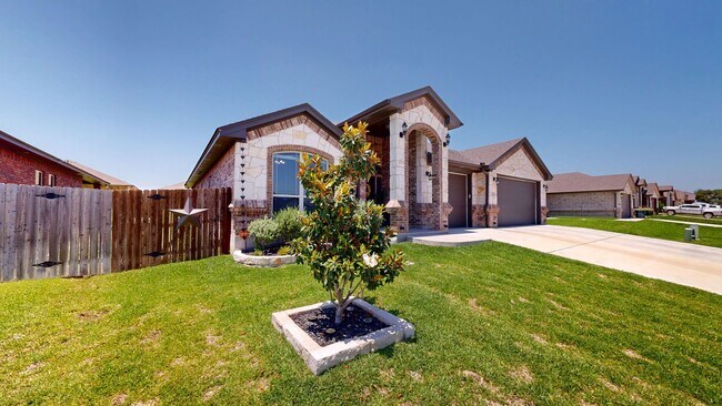 Building Photo - SOLAR PANEL 4 BEDROOM HOME  IN HERITAGE OAKS!