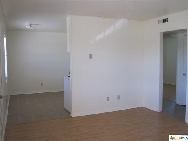 Building Photo - 304 Carpenter St