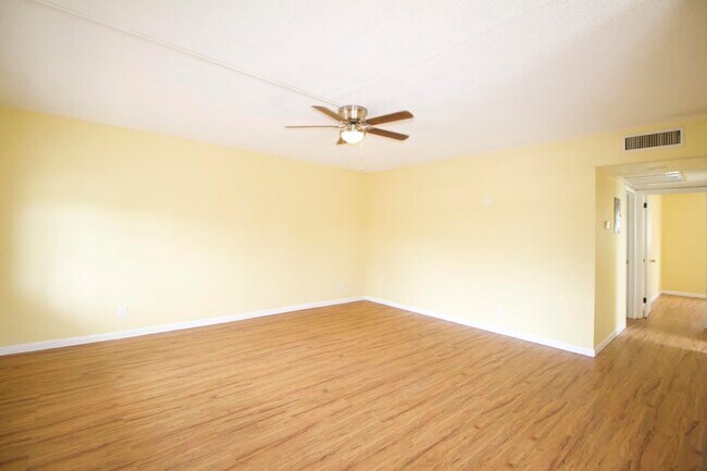 Building Photo - 921 Evergreen Dr