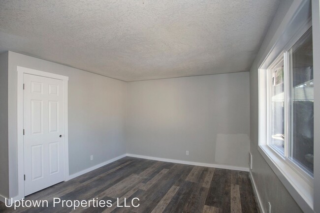 Building Photo - 1374 SE Cedar St