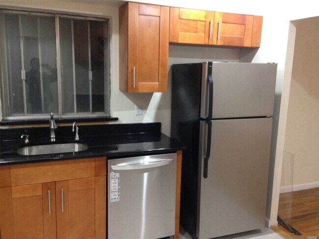 Foto del edificio - 221-33 Horace Harding Expy