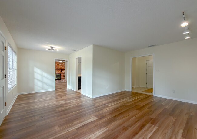 Foto del edificio - 307 Sweetbriar Dr