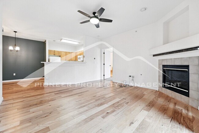 Building Photo - Spacious Condo with Central AC and Washer/...