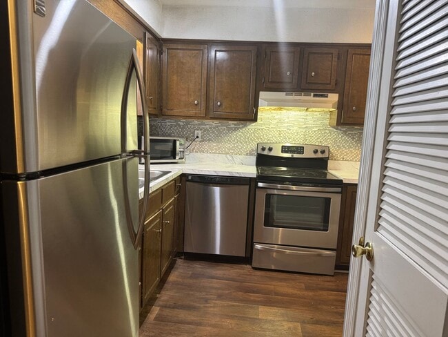 Building Photo - Awesome Condo!! 2 Bed/1.5 Bath! 1100 sq.ft...