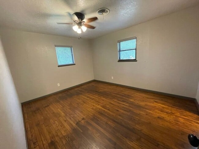 Building Photo - 3829 NW Ferris- AVAILABLE NOW!