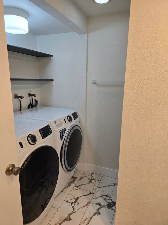 Foto del edificio - 443 Lincoln Cir