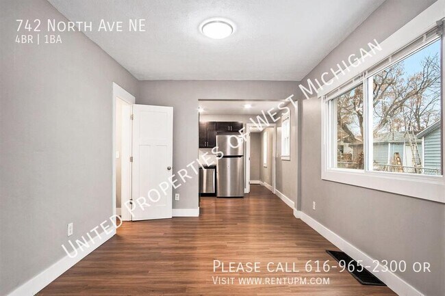 Building Photo - 742 North Ave NE