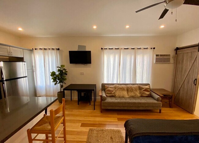 Foto del edificio - 823 N Gower St