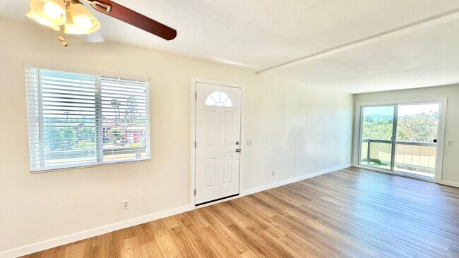 Foto del edificio - Darling, Upstairs, Corner-End Condo Unit i...