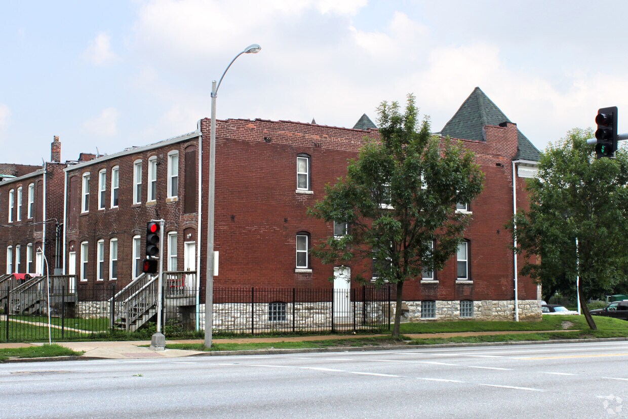 Building Photo - 4975 Fountain Ave