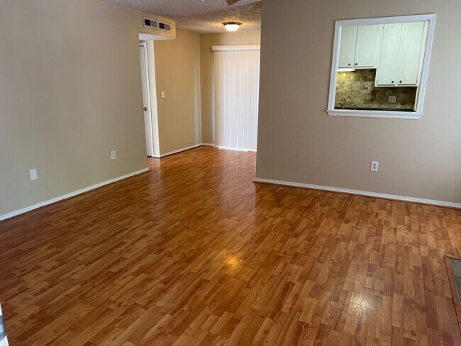 Foto del edificio - 1200 N Cedar Ave