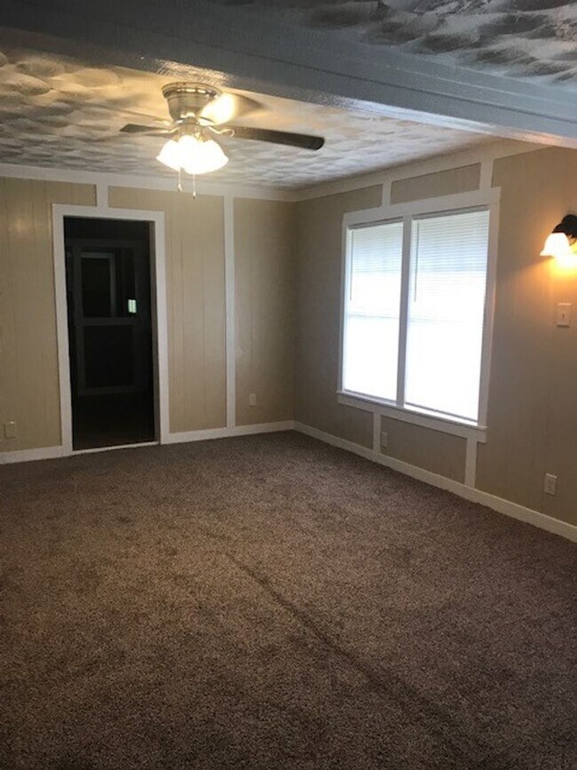 Building Photo - 2 Bedroom 1 Bath with Large Rooms