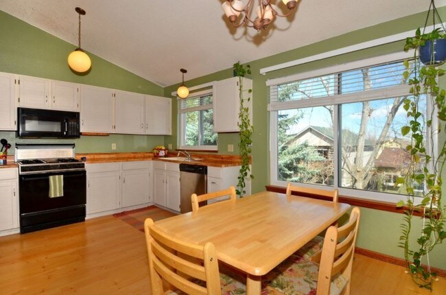 Foto del edificio - Fantastic 4BR, 3.5BA! Deck, FP, great yard, location!! (Regal)