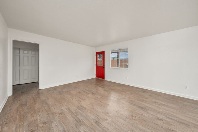 Building Photo - Charming 3BR, 1BA House with Private Backyard