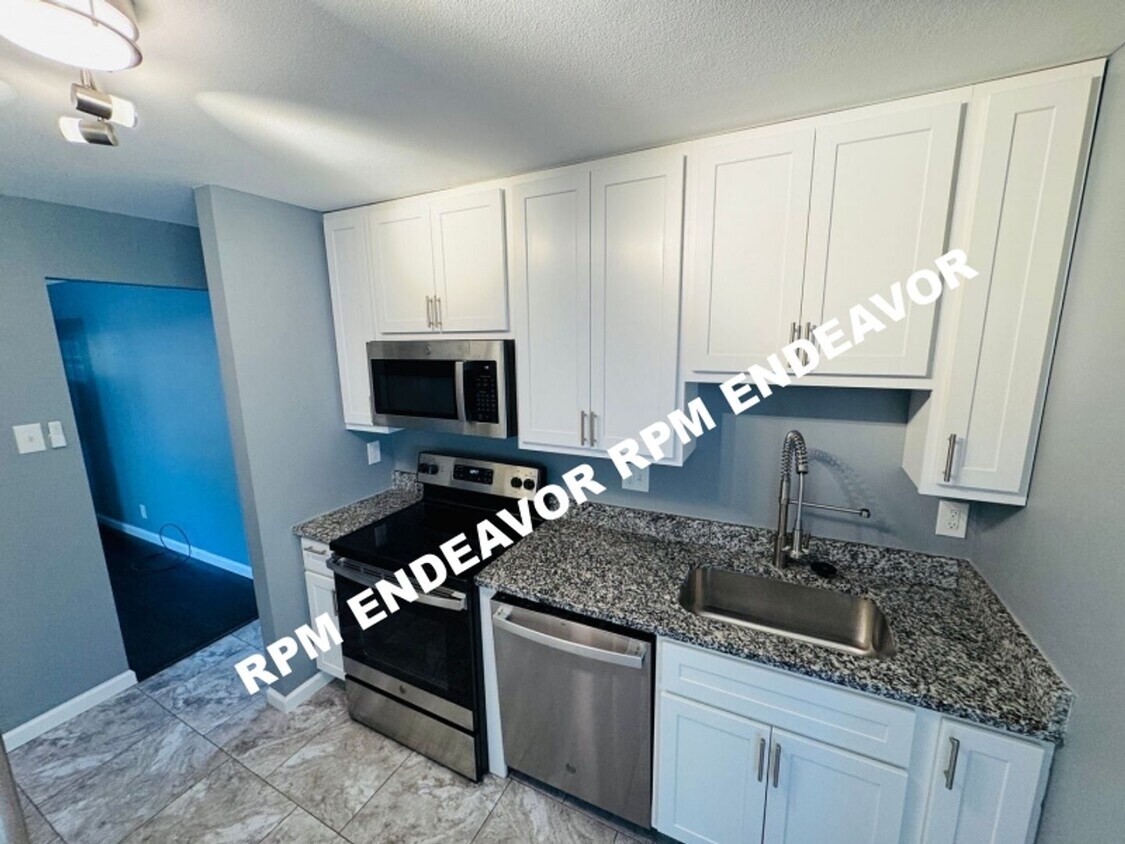 Foto principal - "Charming 4-Bedroom Haven with Sunroom, Ha...