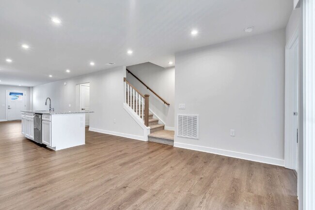 Foto del edificio - Modern Comfort: 3 Bed, 2.5 Bath Townhome + Primary on Main $2,050/mo rent