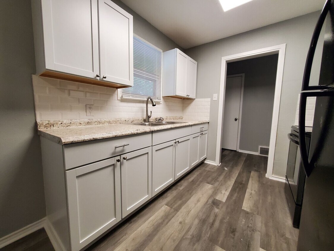 Primary Photo - 6 month lease!! Spacious Remodeled 3/2 Hom...