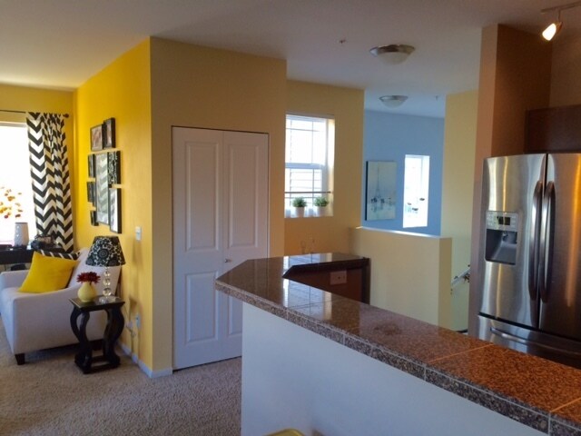 Building Photo - Updated Top Floor Unit in Dunhill Terrace ...