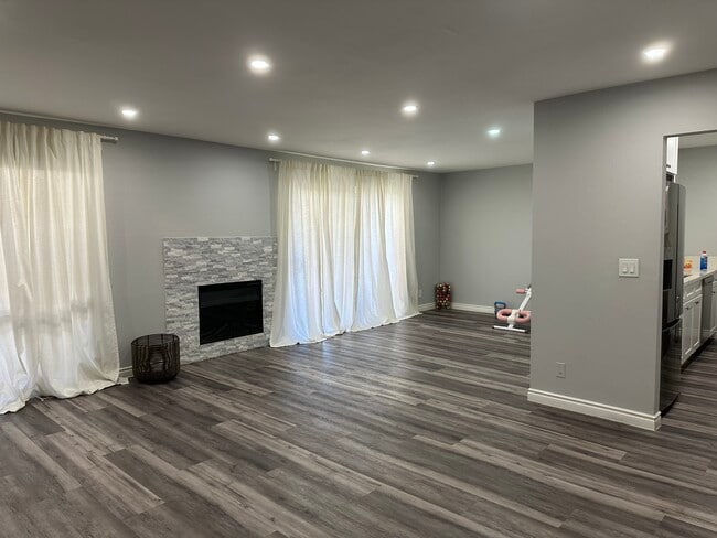 Building Photo - 1127 E Del Mar Blvd