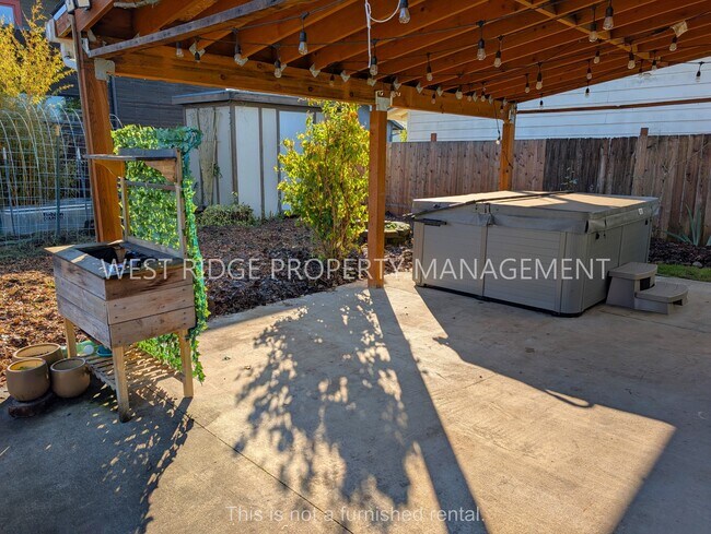 Building Photo - 7310 SE Schiller St