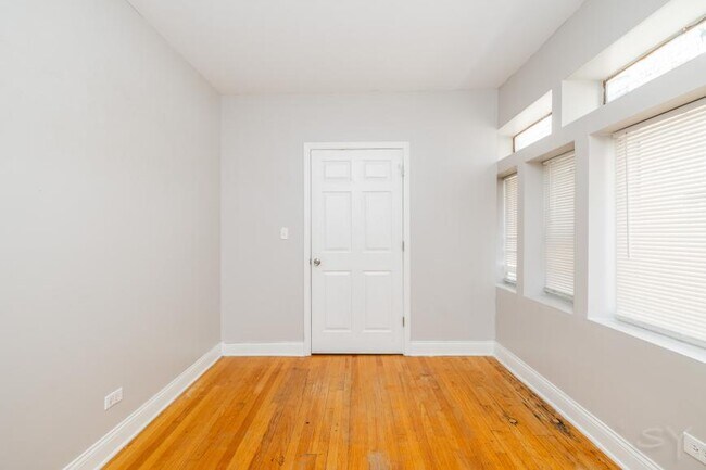 Foto del edificio - 4 bedroom in Chicago IL 60620