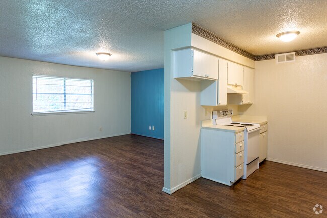 1BR, 1BA 850SF - La Villa Elms Apartments