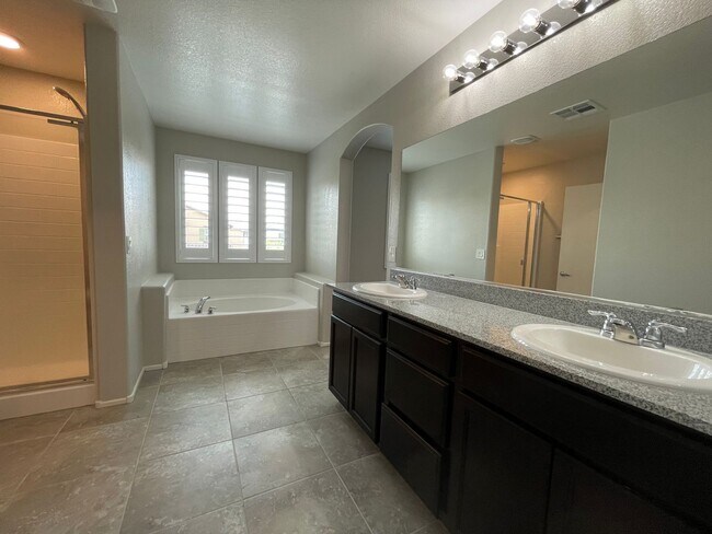 Foto del edificio - Coming Soon-Gorgeous 2 Story Home close to Schools, Shopping, Parks!