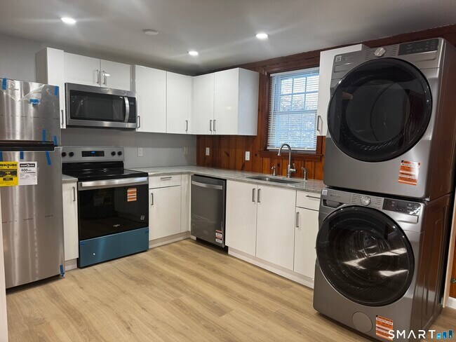 Foto del edificio - 352 Hotchkiss Rd