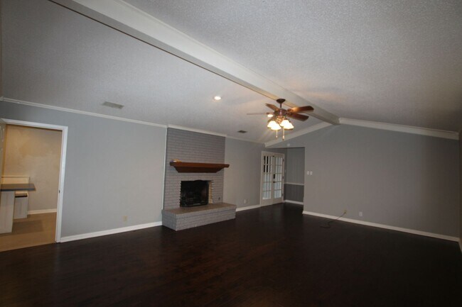 Building Photo - Available Now! Spacious 4 Bed/3 Bath Home ...