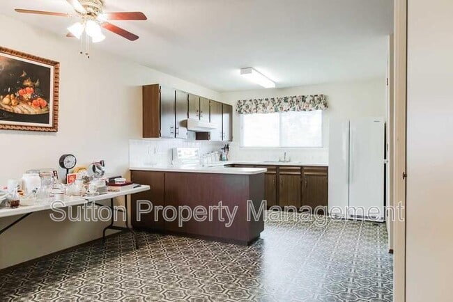 Building Photo - 9836-9881 AvenueKey 32