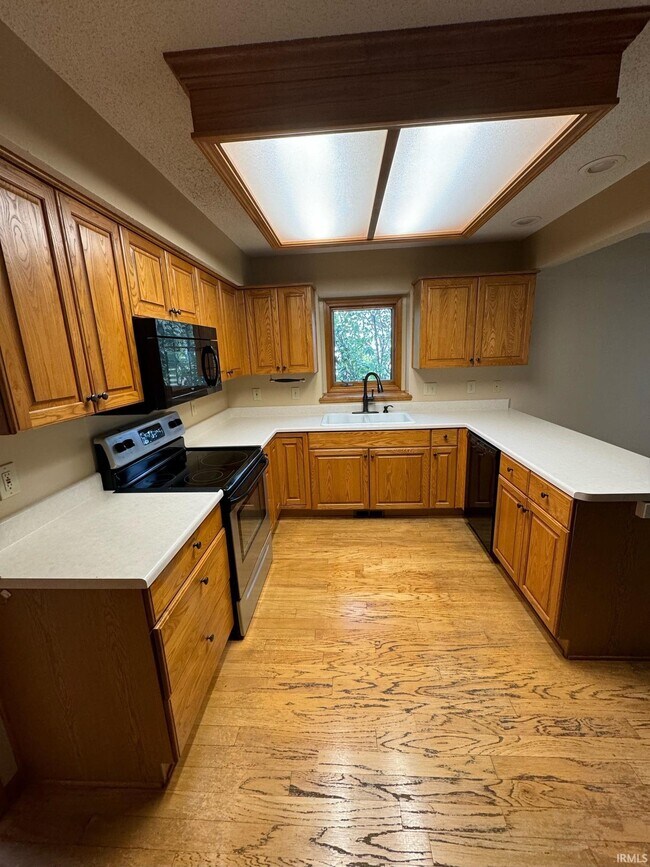 Building Photo - 1320 Duesenberg Dr