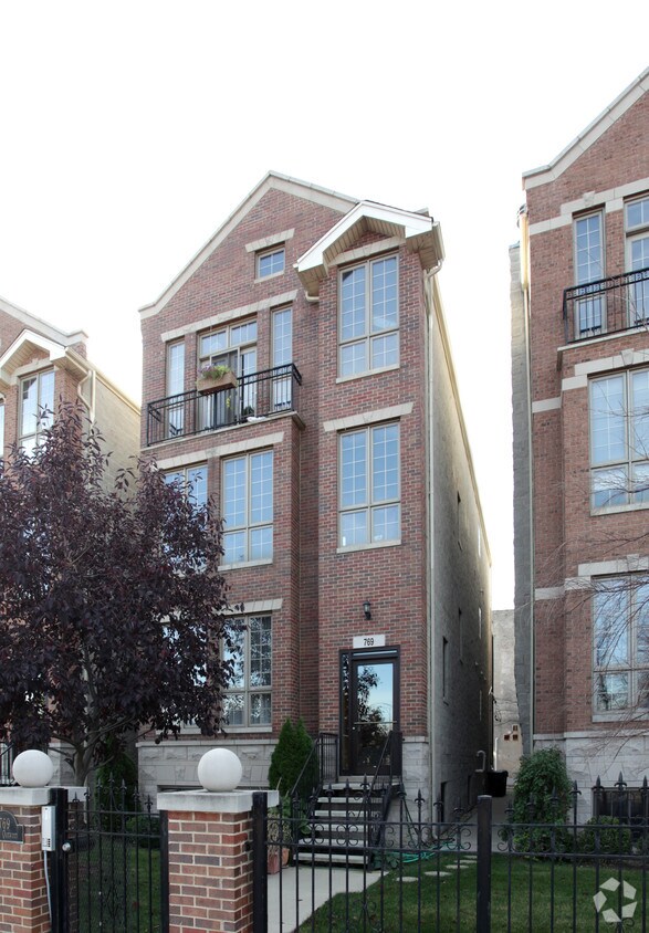 769 E Oakwood Blvd, Chicago, IL 60653 Apartments in Chicago, IL