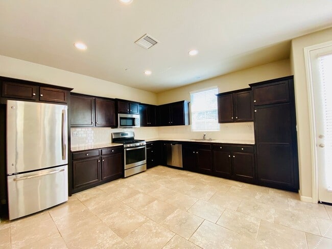 Foto del edificio - $2,250 DeWolf & Barstow, 3 Bedroom - Joy D...