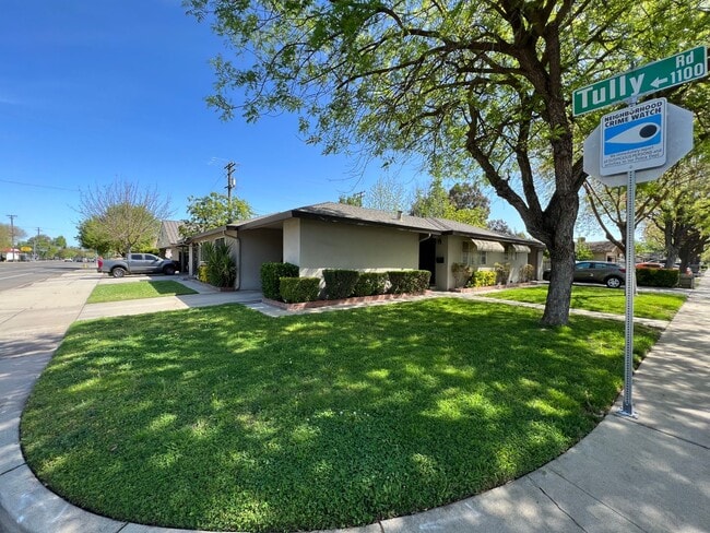 Foto del edificio - Two-bedroom single story unit with a carport!