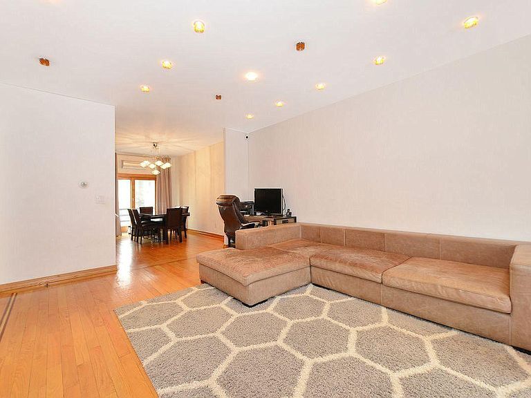 Primary Photo - 120 Corbin Pl
