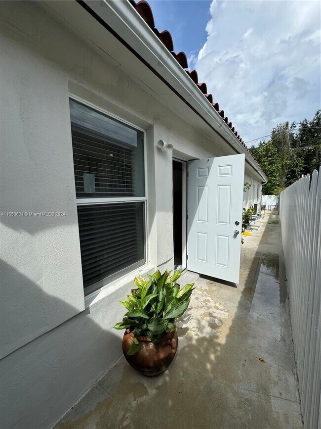 Foto del edificio - 6335 N Miami Ave