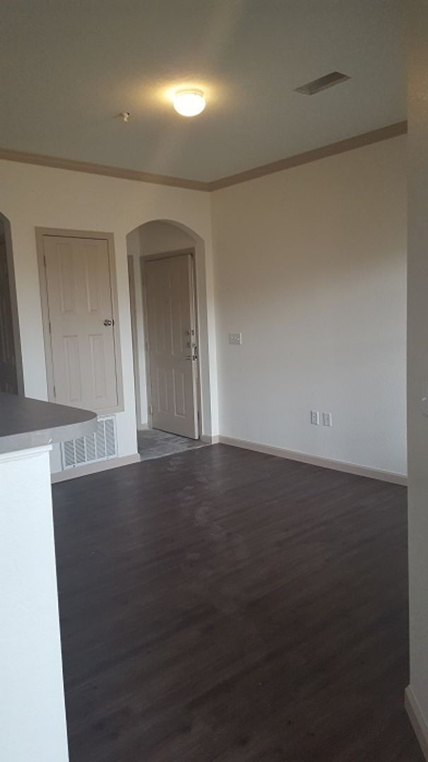 Foto del edificio - Comfortable Condo Living with Garage, Pool & Fitness Center Access