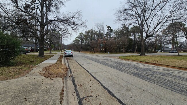 Building Photo - 2115 Glenwood Ln